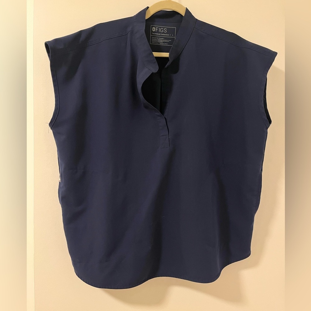 Figs NAVY Rafaela Scrub top, size L